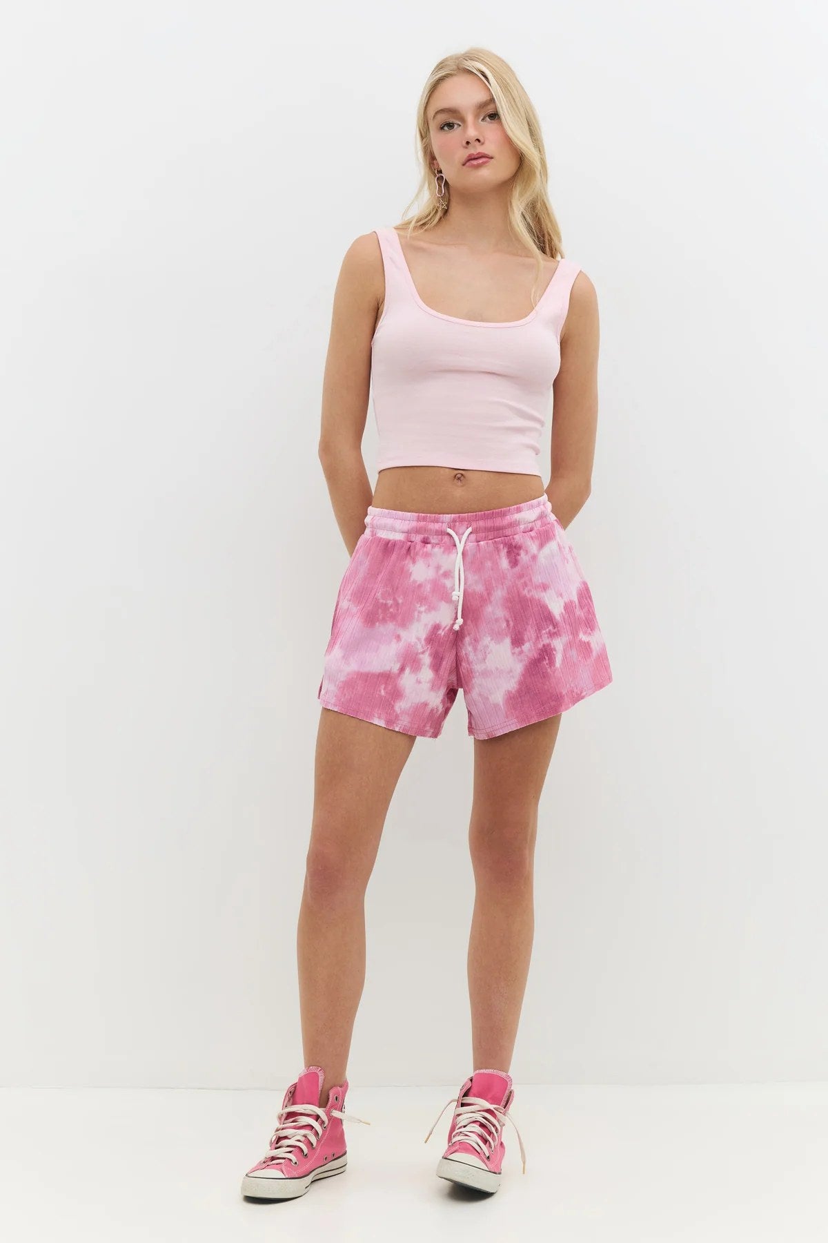 Basic Crop Top mit eckigem Ausschnitt und breiten Trägern