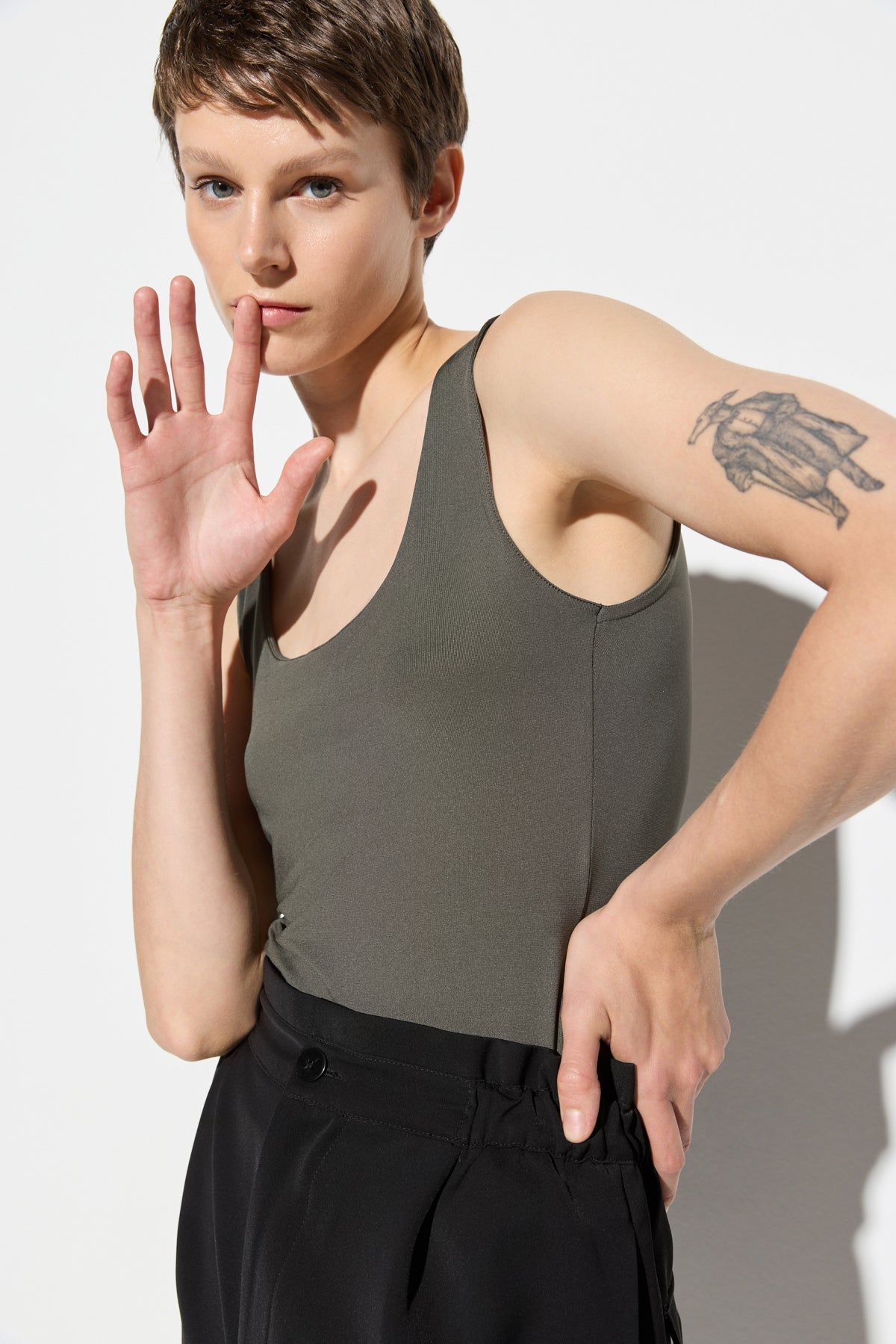 Bluse mit eckigem Ausschnitt und breiten Trägern