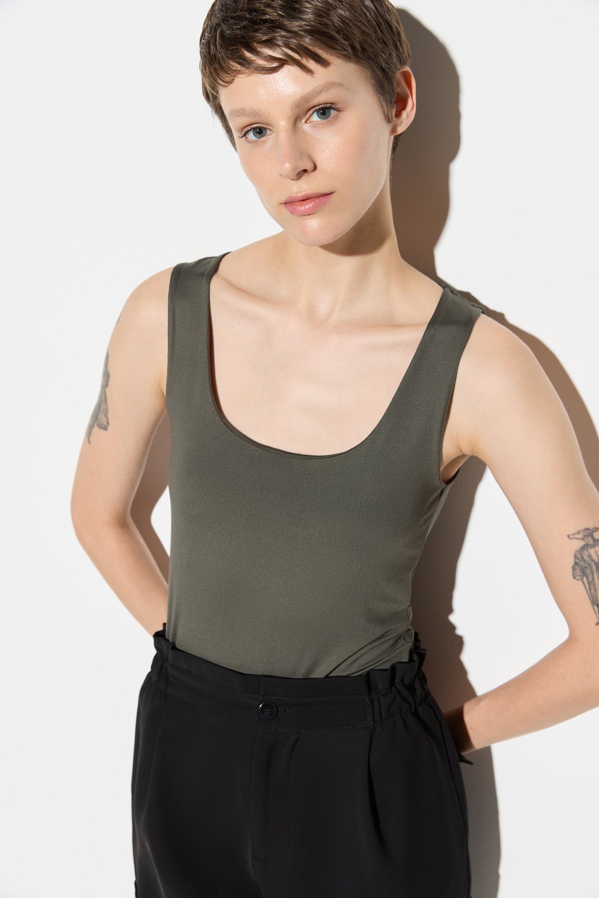 Bluse mit eckigem Ausschnitt und breiten Trägern