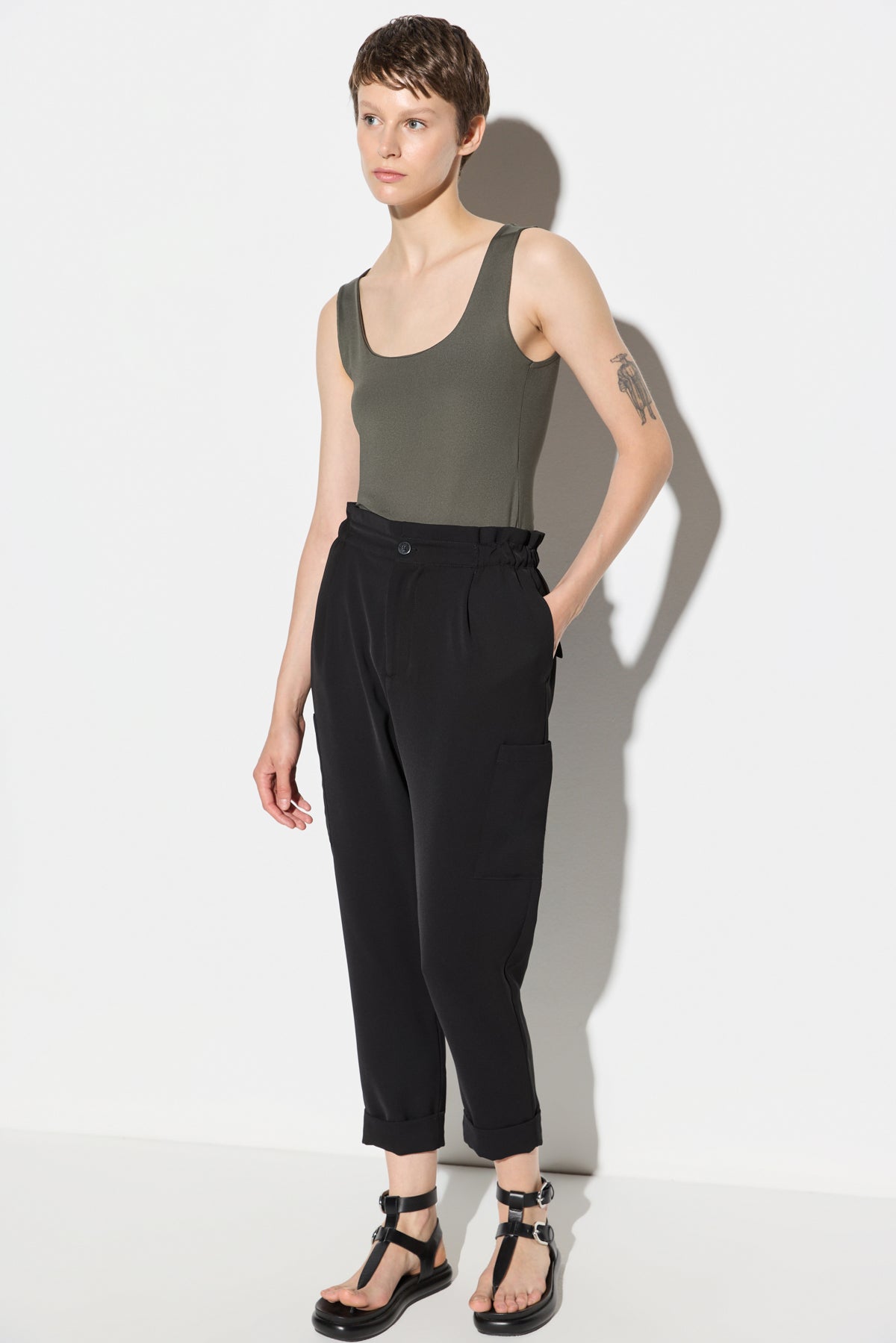 Bluse mit eckigem Ausschnitt und breiten Trägern
