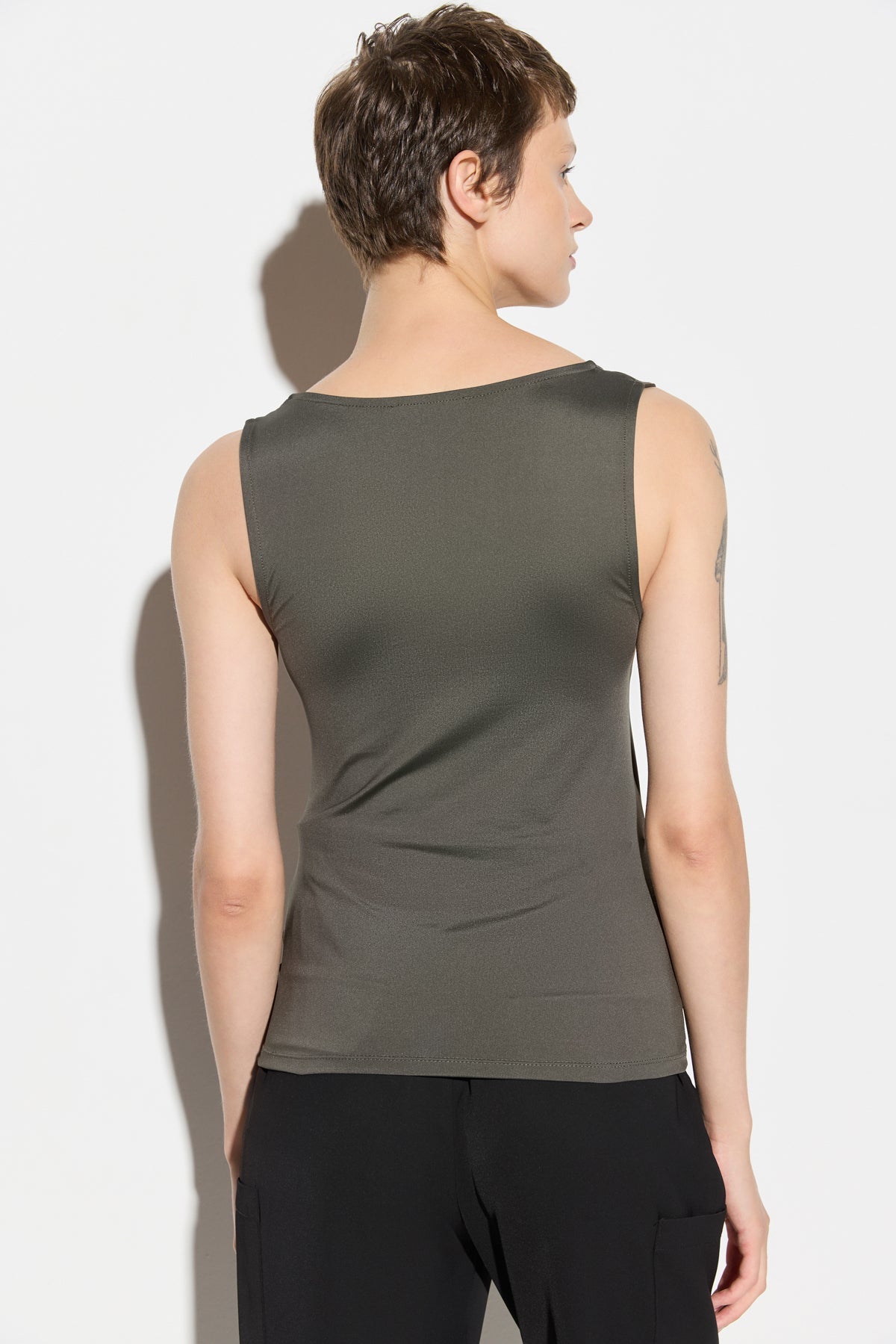 Bluse mit eckigem Ausschnitt und breiten Trägern