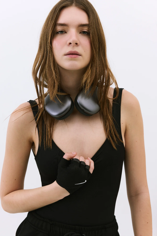Bluse mit eckigem Ausschnitt und breiten Trägern
