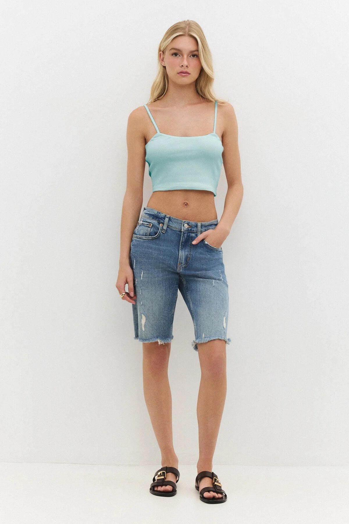 Crop-Top mit eckigem Ausschnitt und dünnen Trägern