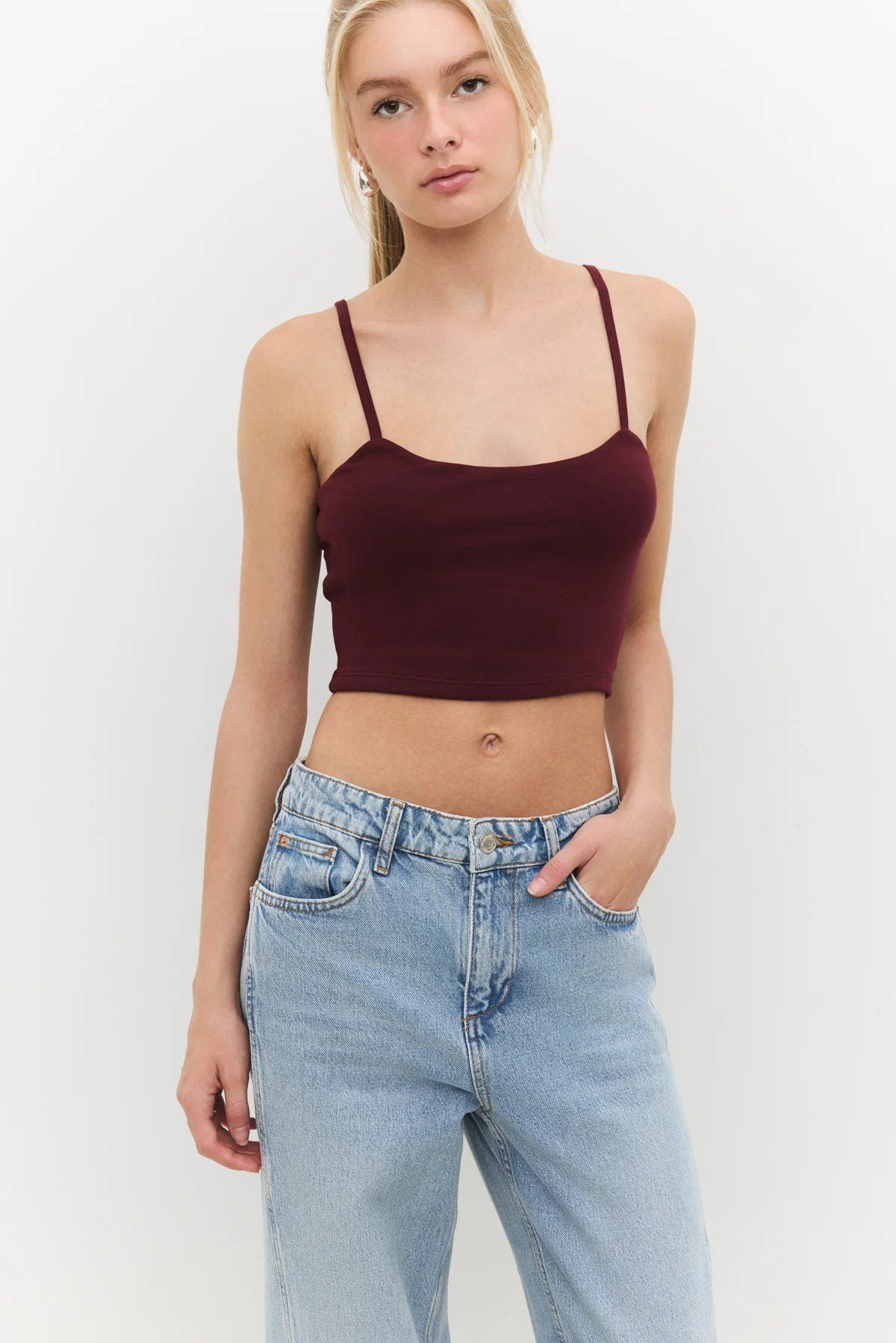 Crop-Top mit eckigem Ausschnitt und dünnen Trägern