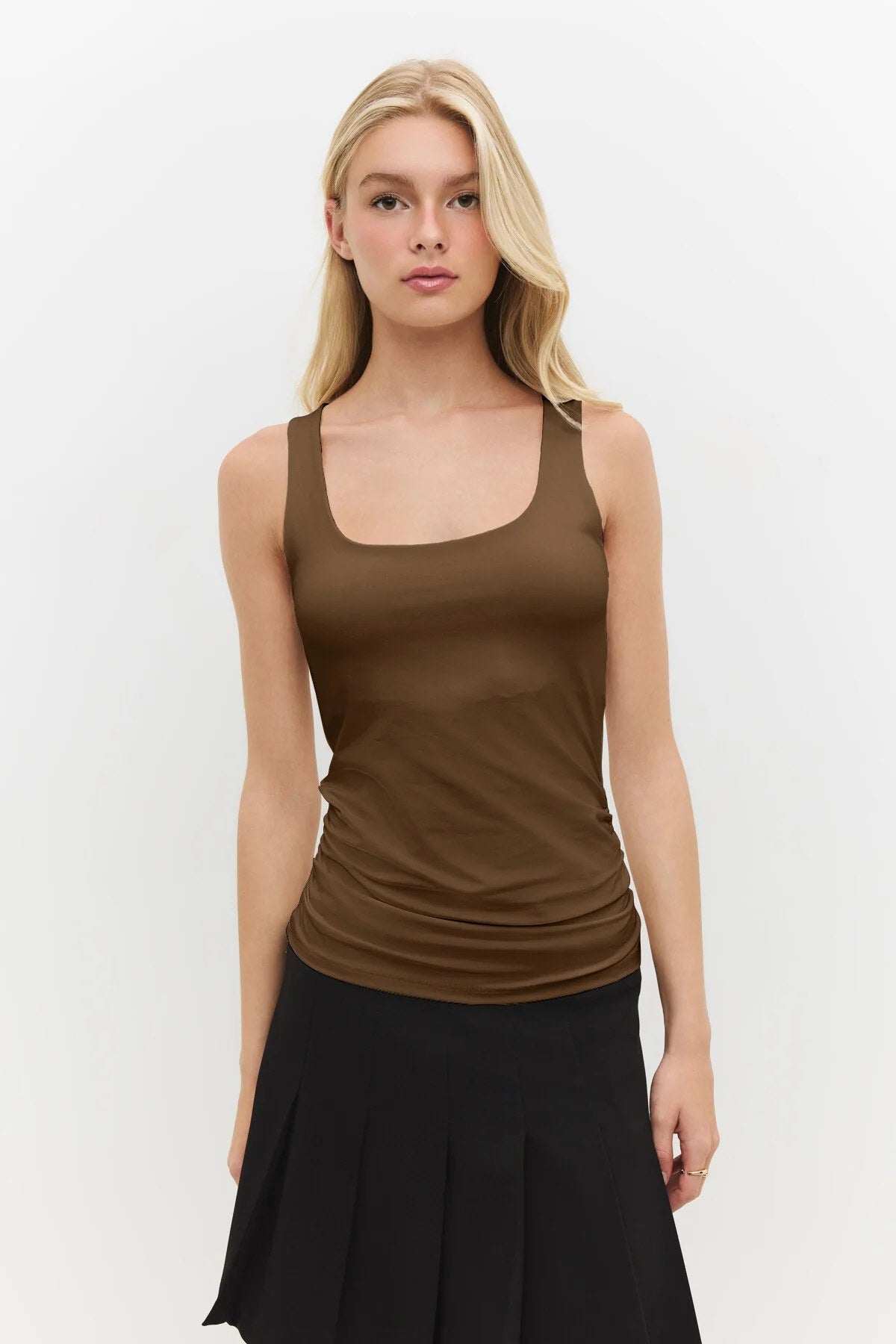 Basic-Tanktop mit eckigem Ausschnitt und breiten Trägern