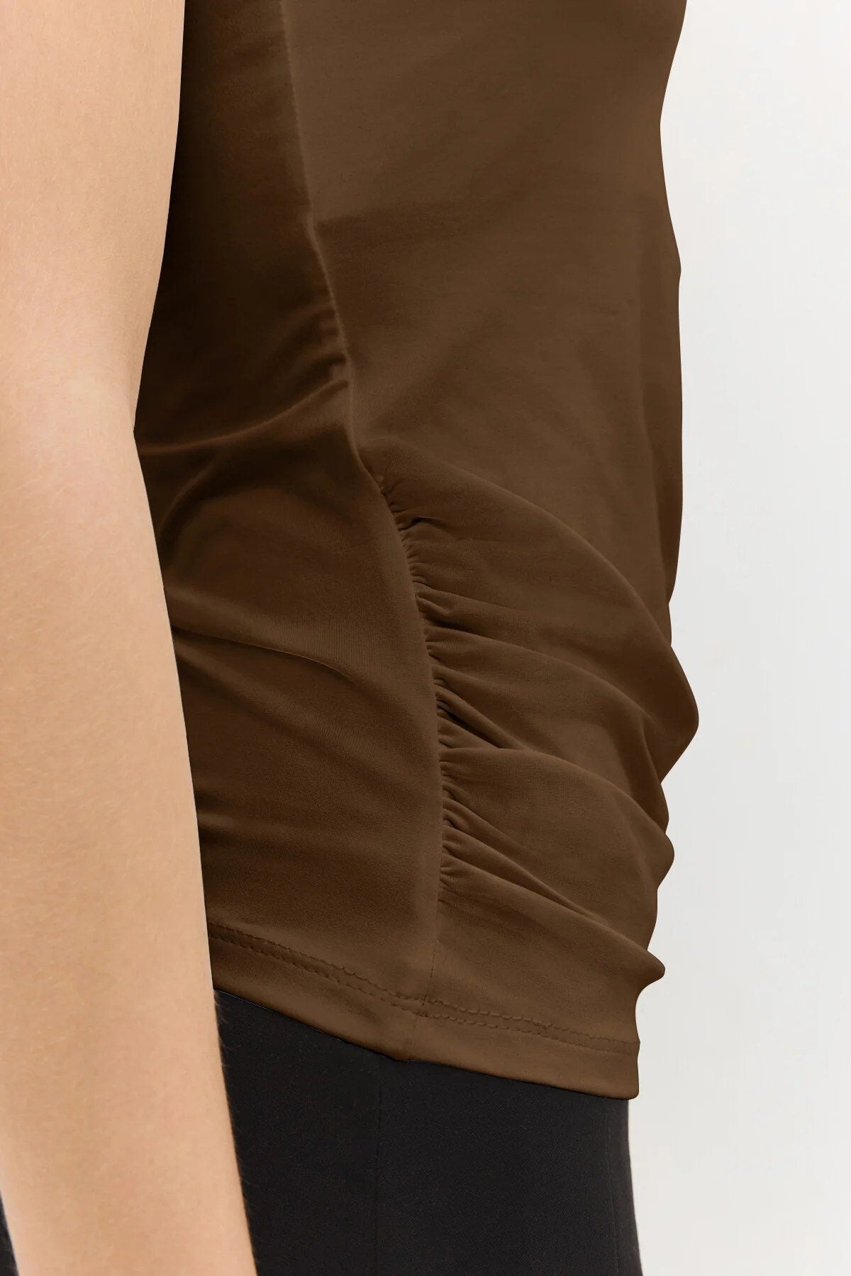 Basic-Tanktop mit eckigem Ausschnitt und breiten Trägern