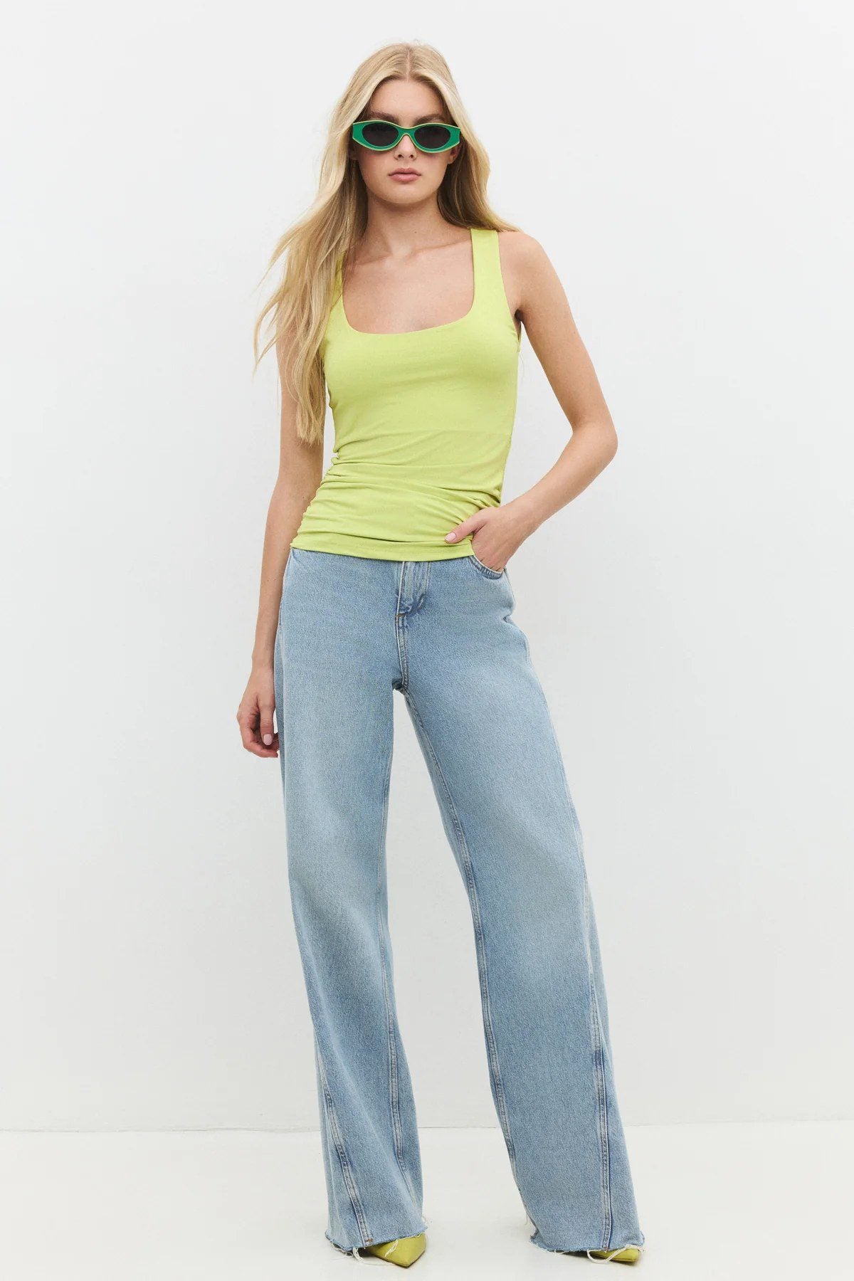 Basic-Tanktop mit eckigem Ausschnitt und breiten Trägern