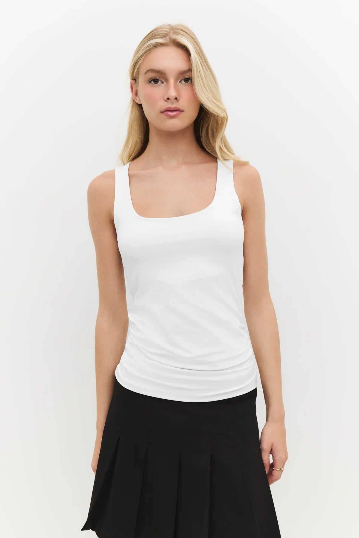 Basic-Tanktop mit eckigem Ausschnitt und breiten Trägern