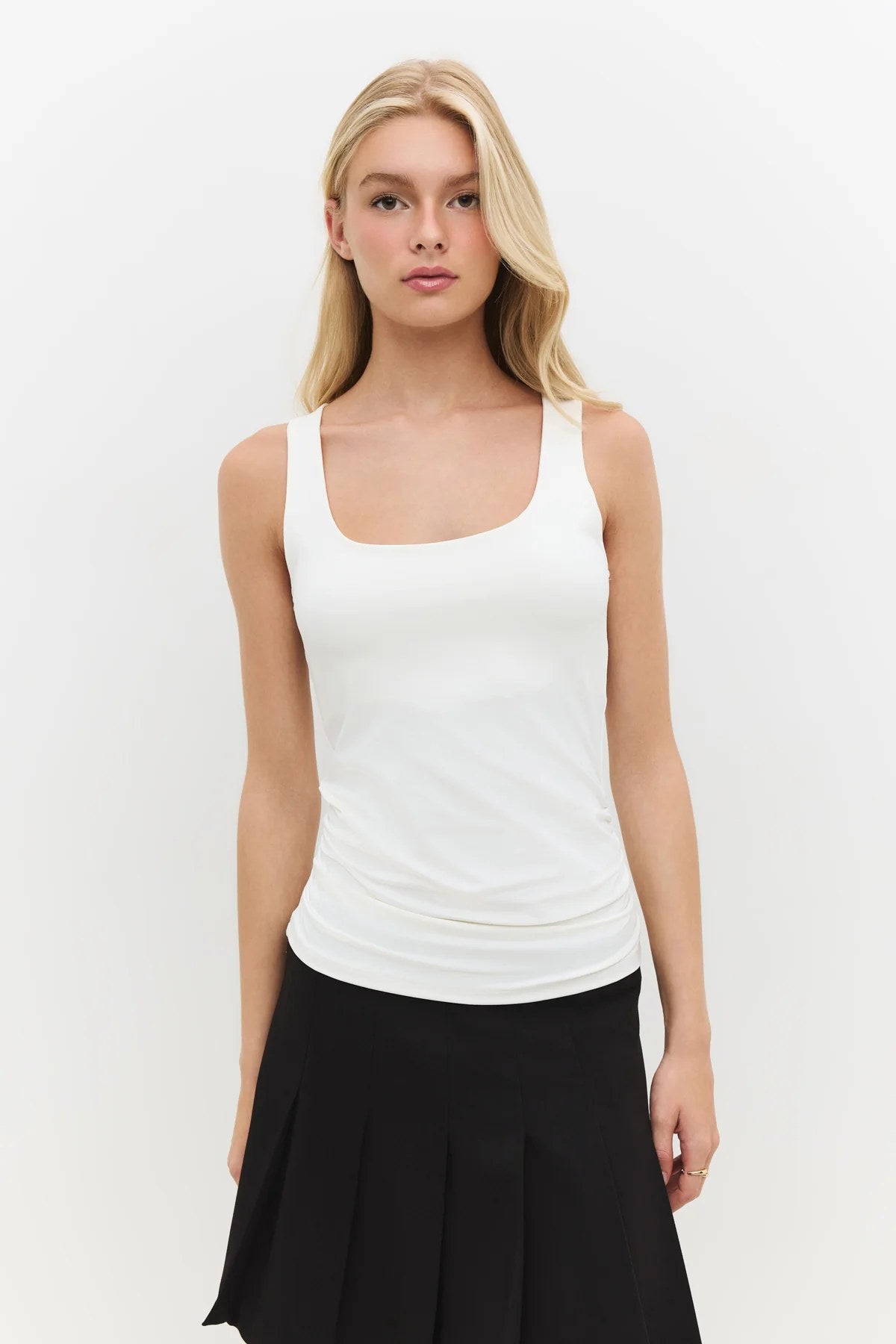 Basic-Tanktop mit eckigem Ausschnitt und breiten Trägern