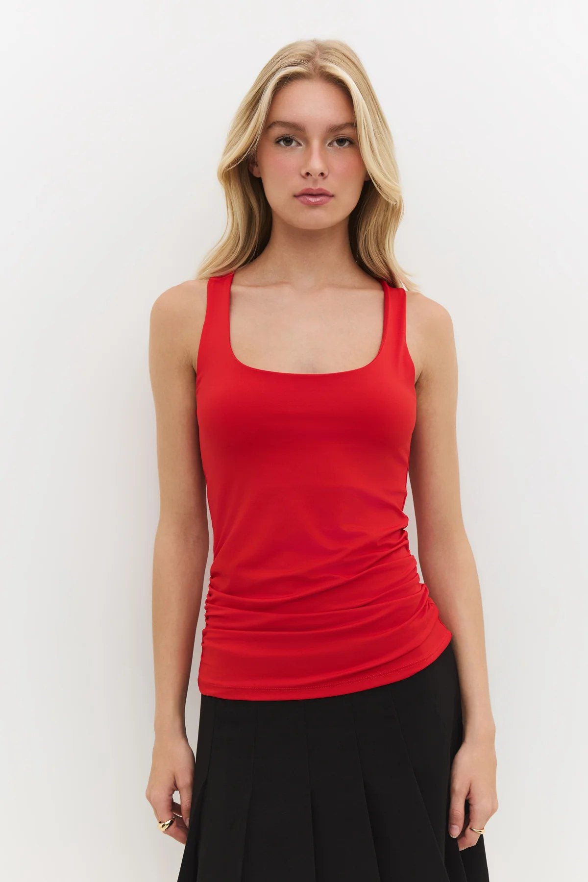 Basic-Tanktop mit eckigem Ausschnitt und breiten Trägern