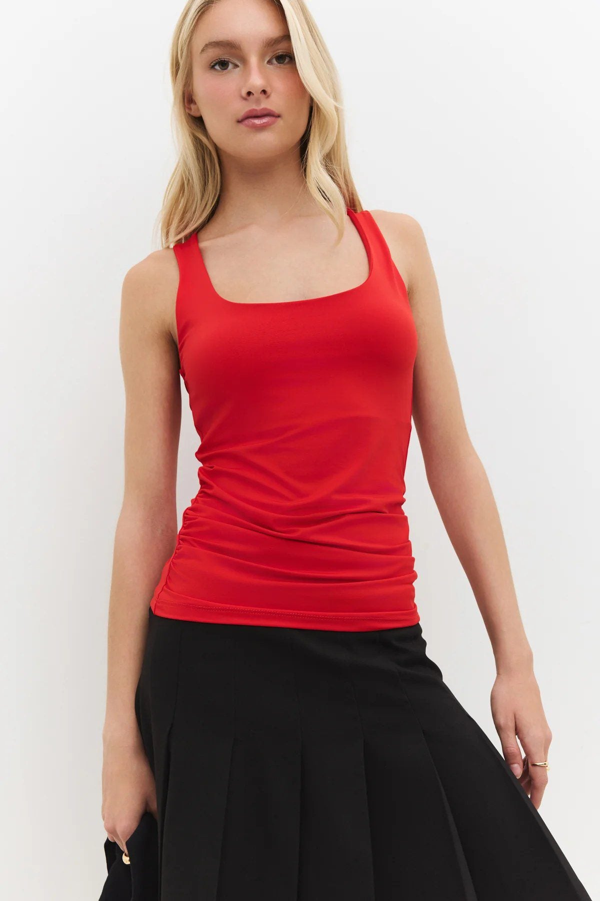 Basic-Tanktop mit eckigem Ausschnitt und breiten Trägern