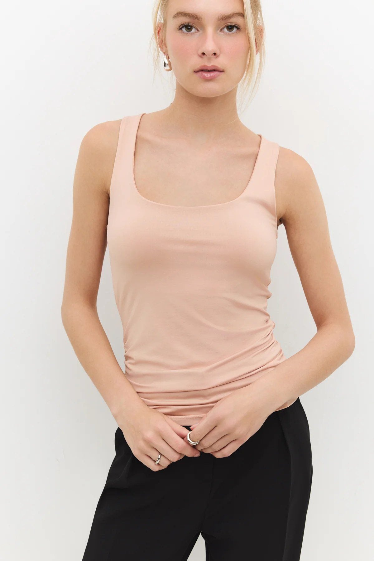 Basic-Tanktop mit eckigem Ausschnitt und breiten Trägern