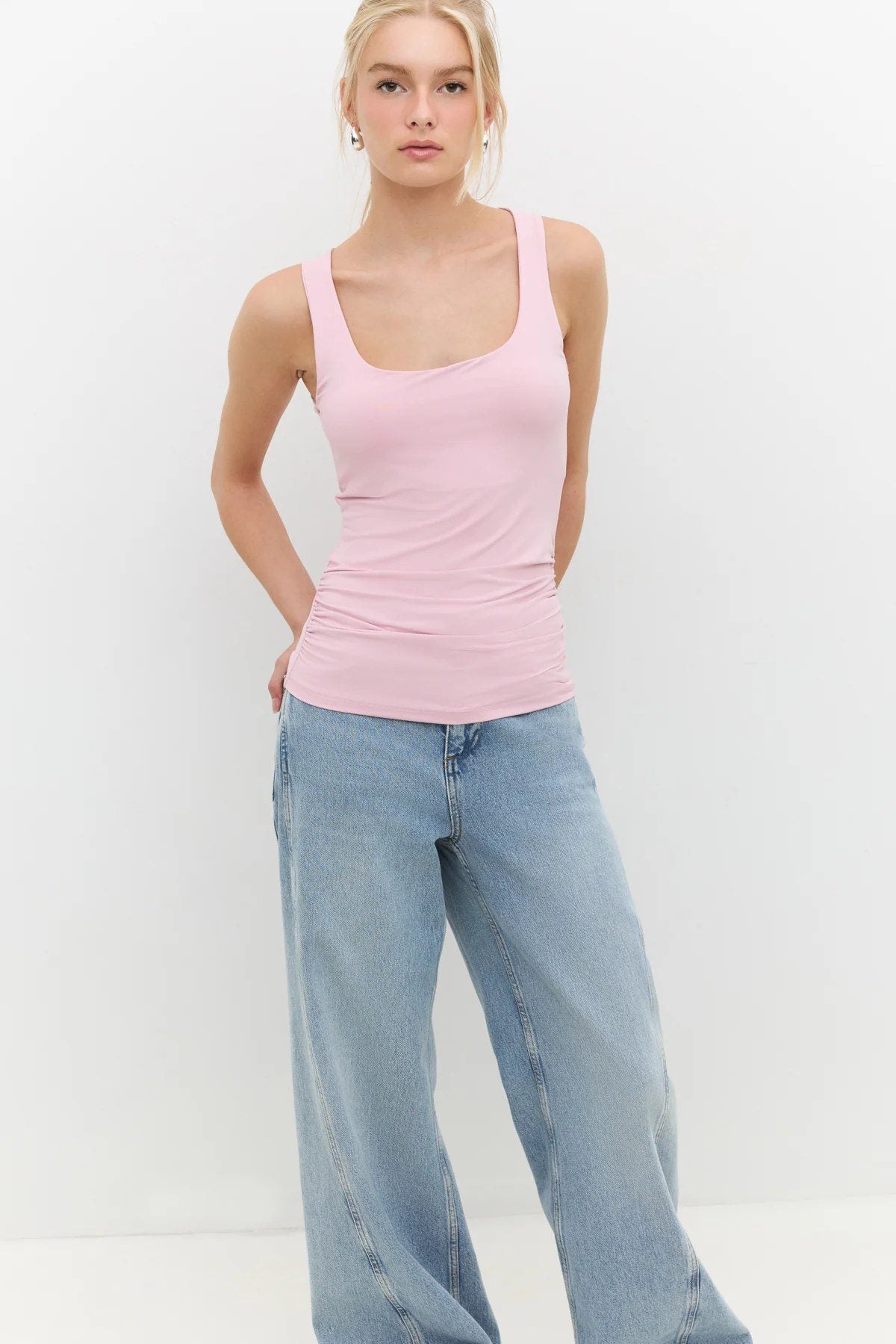 Basic-Tanktop mit eckigem Ausschnitt und breiten Trägern