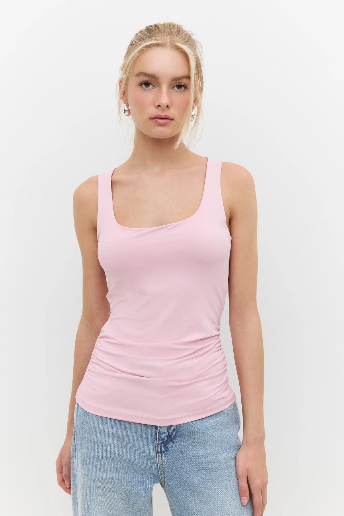 Basic-Tanktop mit eckigem Ausschnitt und breiten Trägern