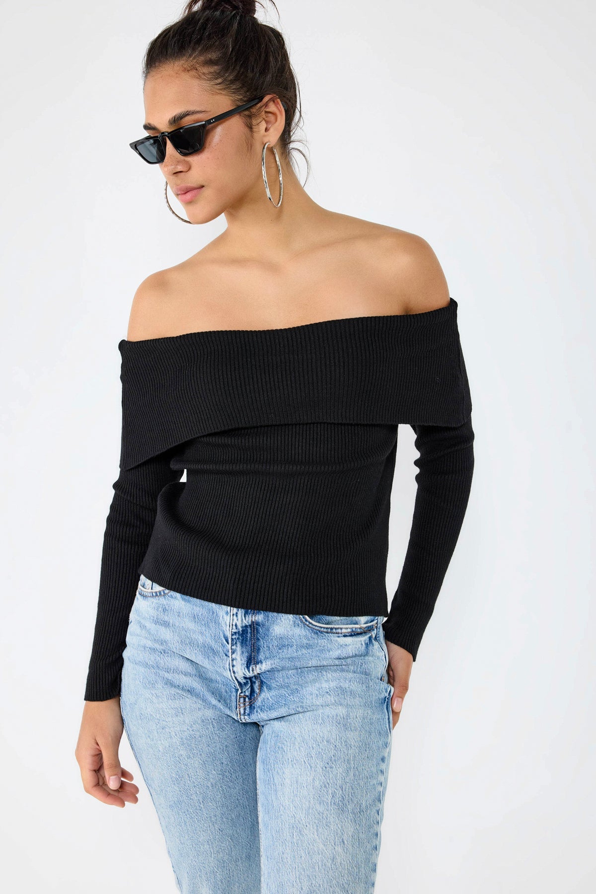 Taillierter Strickpullover mit U-Boot-Ausschnitt
