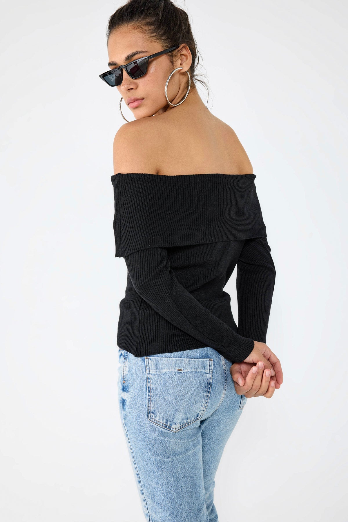 Taillierter Strickpullover mit U-Boot-Ausschnitt