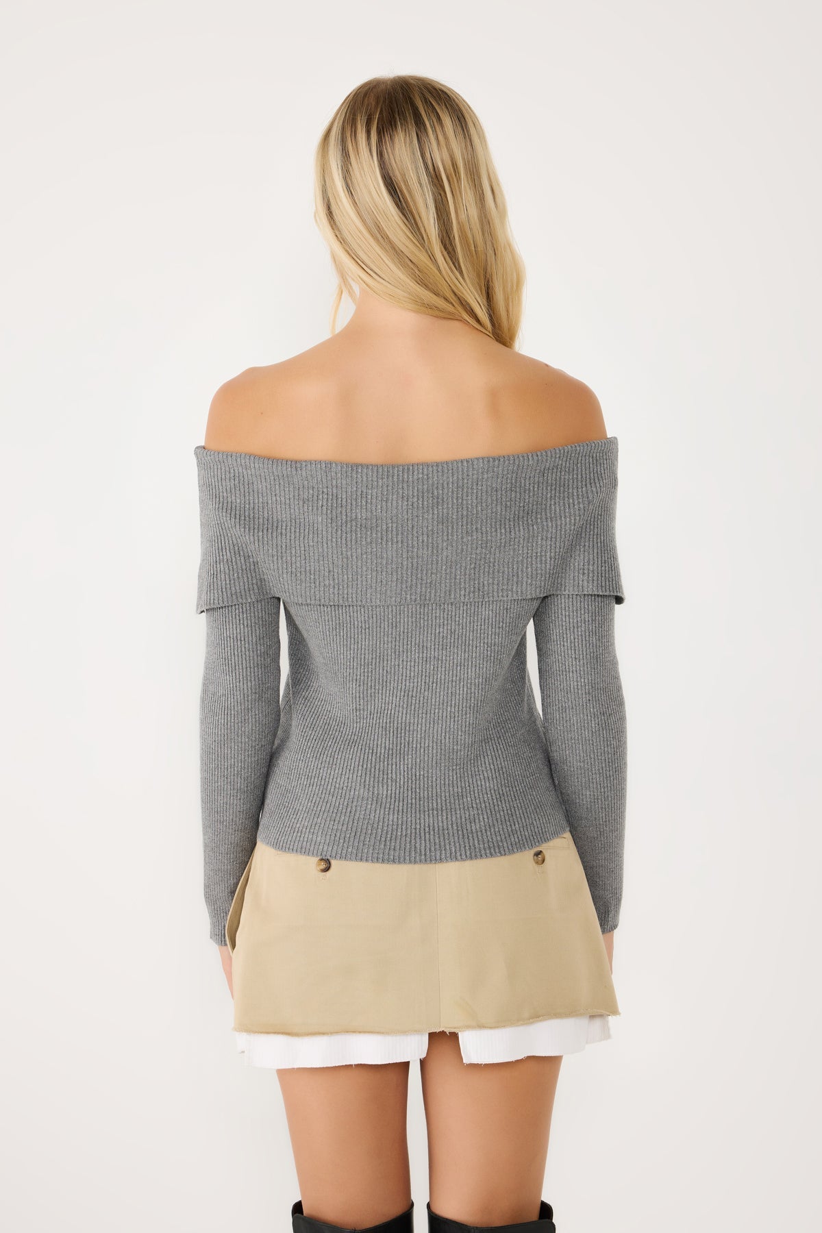 Taillierter Strickpullover mit U-Boot-Ausschnitt