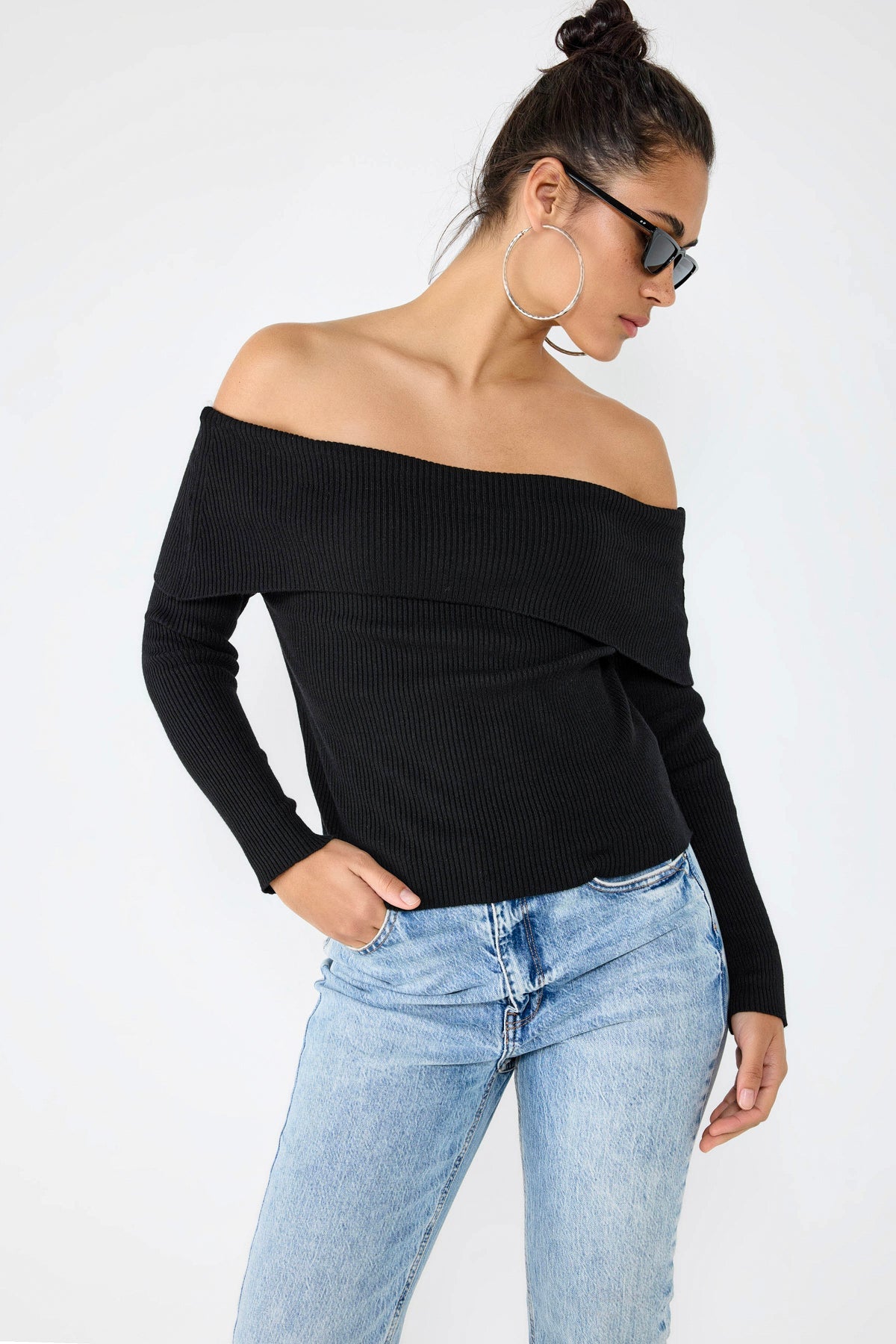 Taillierter Strickpullover mit U-Boot-Ausschnitt