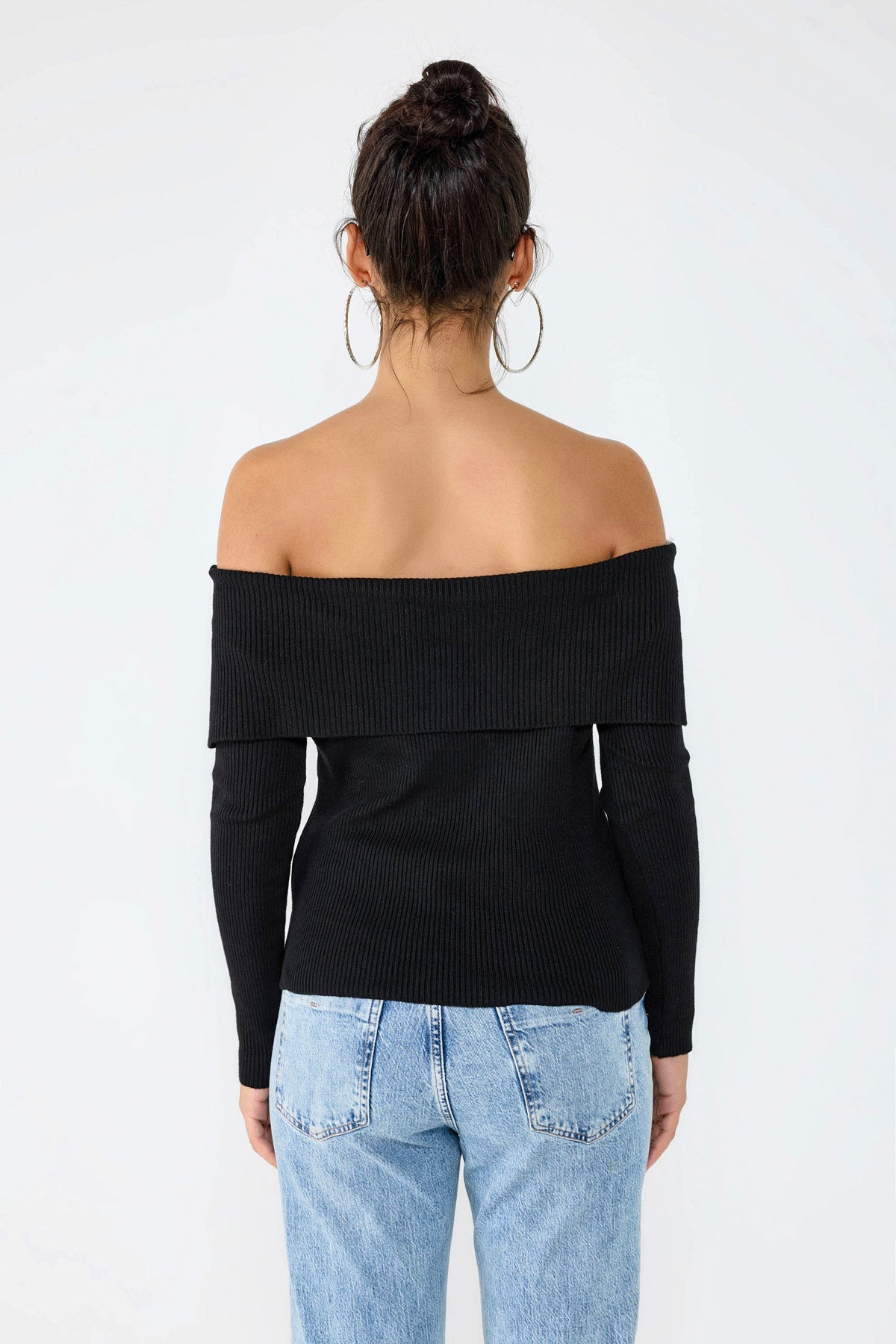 Taillierter Strickpullover mit U-Boot-Ausschnitt