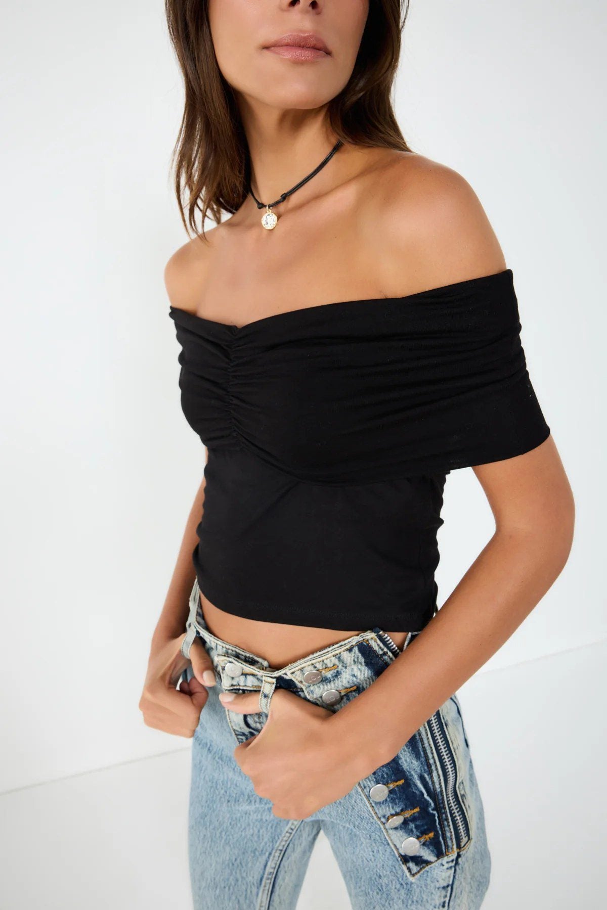 Bluse mit U-Boot-Ausschnitt und geraffter Vorderseite