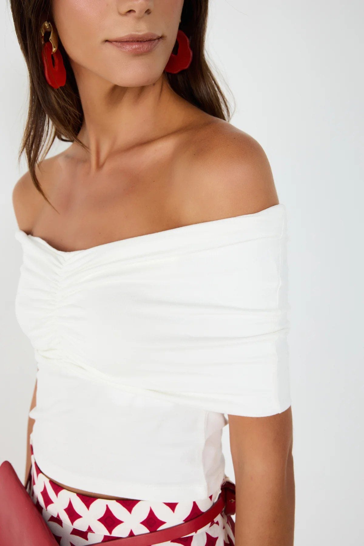Bluse mit U-Boot-Ausschnitt und geraffter Vorderseite