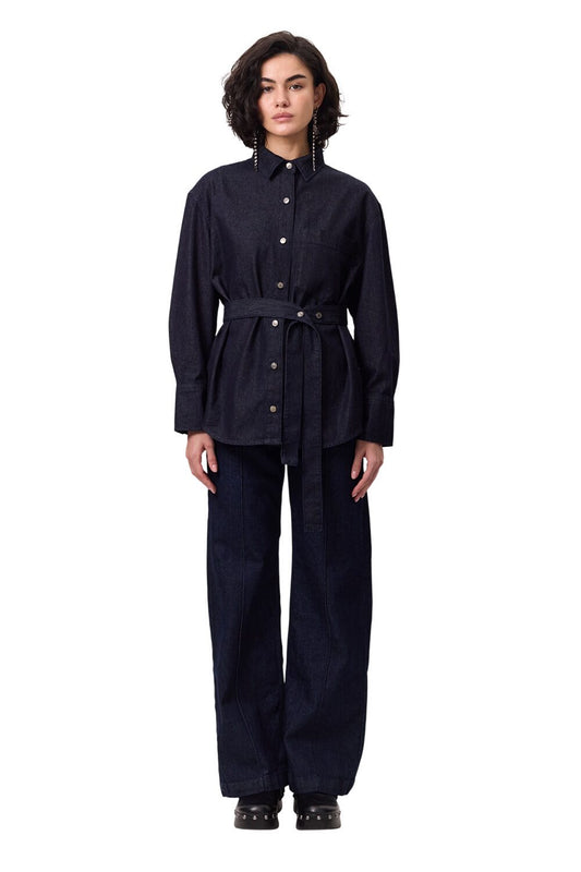 DUNKELBLAUES JEANSHEMD MIT GÜRTEL