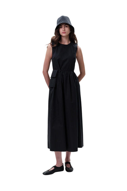 GRÜNES ÄRMELLOSES KLEID MIT GÜRTELDETAILS