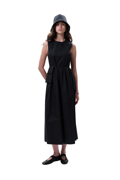 GRÜNES ÄRMELLOSES KLEID MIT GÜRTELDETAILS