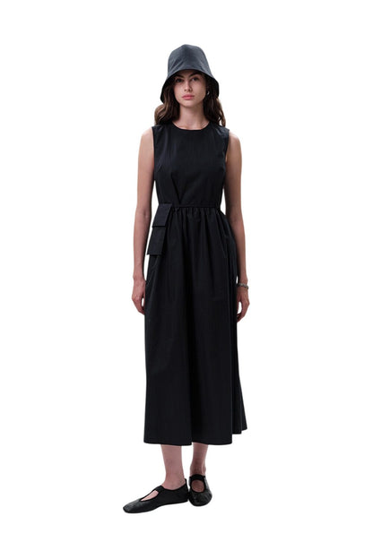 GRÜNES ÄRMELLOSES KLEID MIT GÜRTELDETAILS
