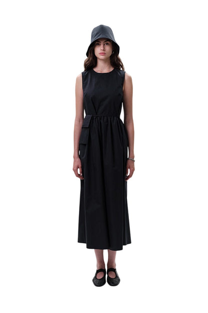 GRÜNES ÄRMELLOSES KLEID MIT GÜRTELDETAILS