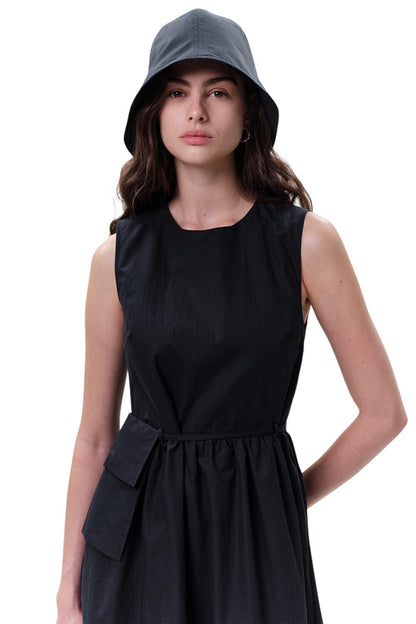 GRÜNES ÄRMELLOSES KLEID MIT GÜRTELDETAILS