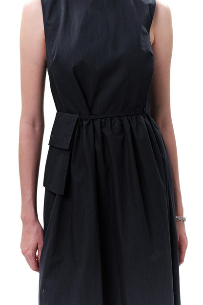 GRÜNES ÄRMELLOSES KLEID MIT GÜRTELDETAILS