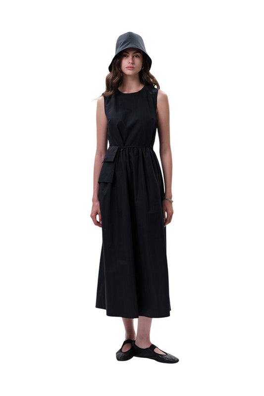 GRÜNES ÄRMELLOSES KLEID MIT GÜRTELDETAILS