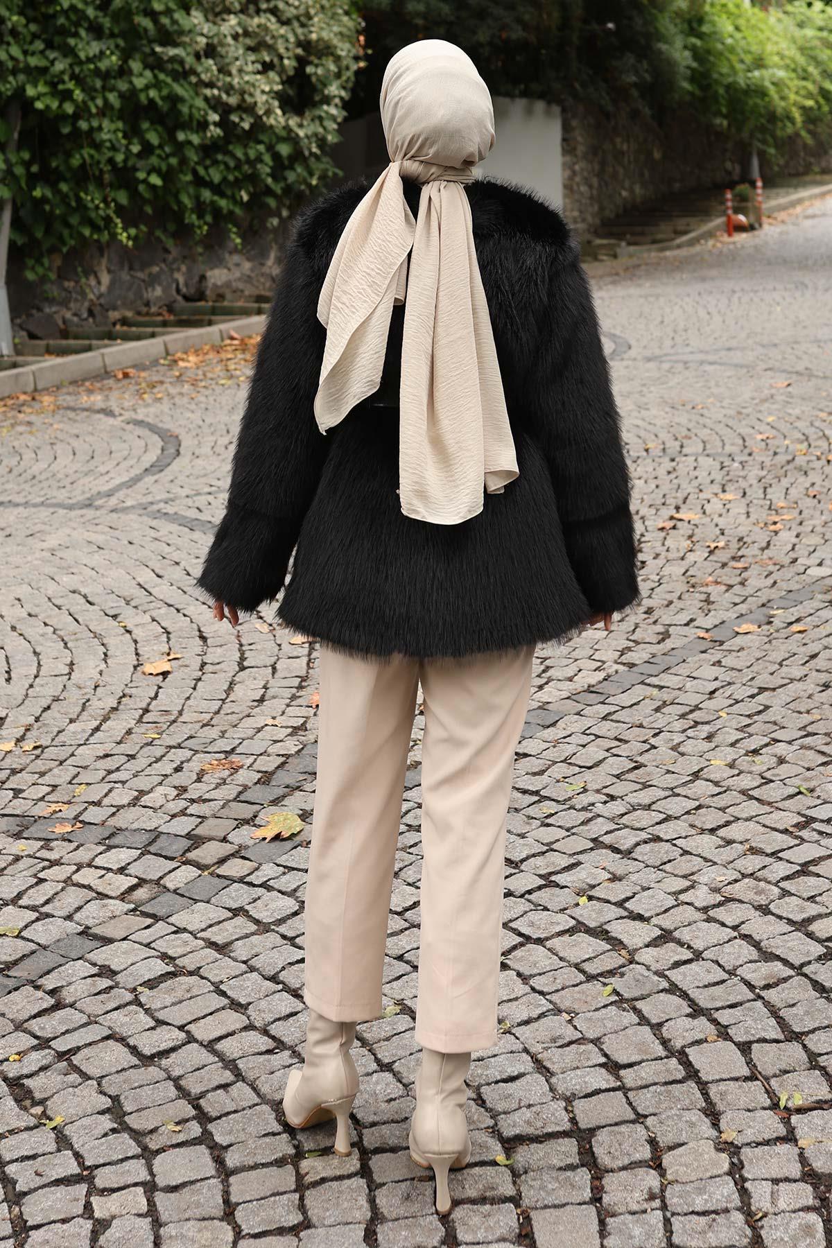 Schwarze Jacke mit Pelzbesatz und Gürtel - 19278