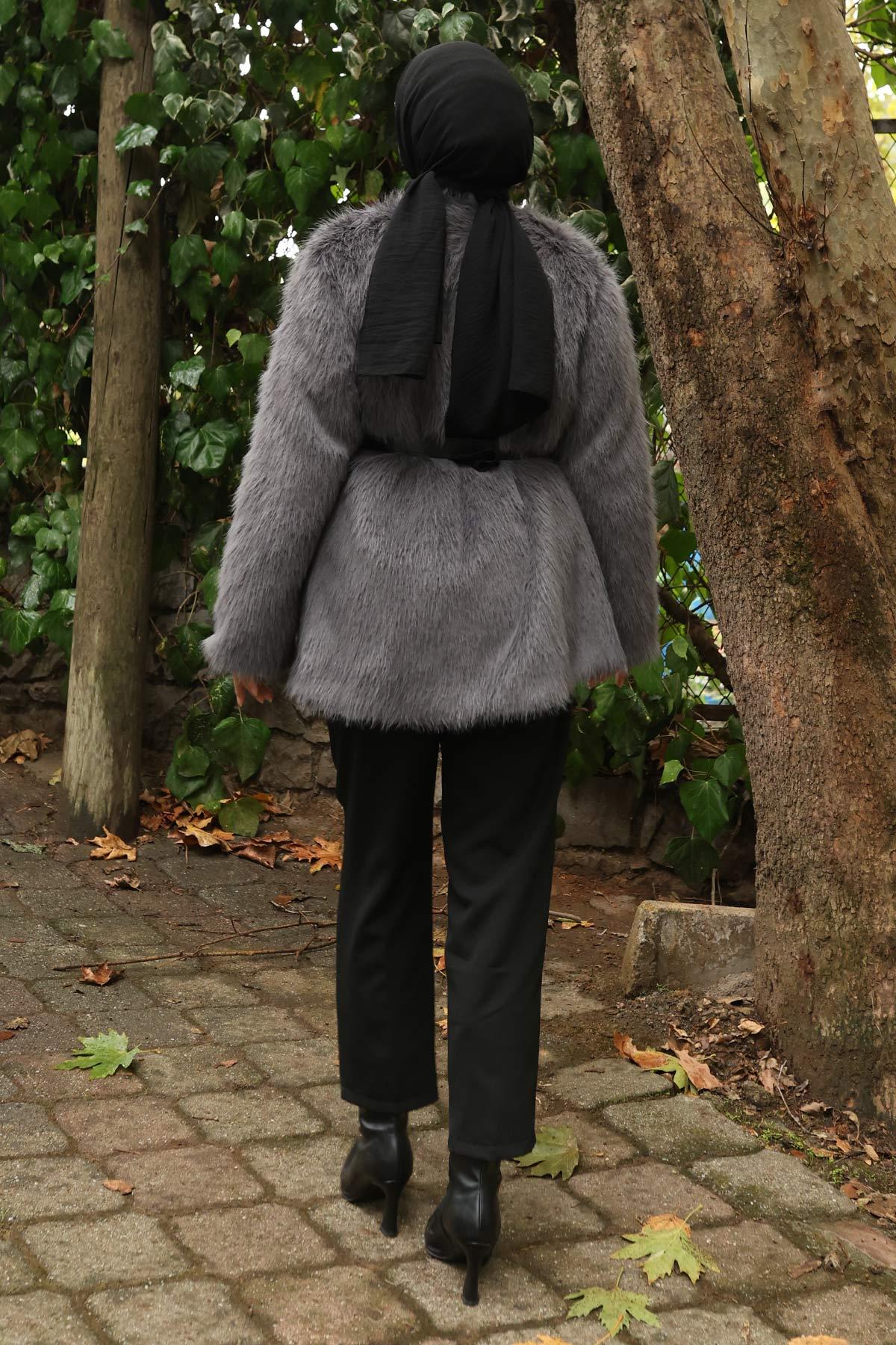 Schwarze Jacke mit Pelzbesatz und Gürtel - 19278