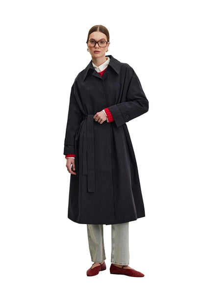 Schwarzer, übergroßer Trenchcoat aus Gabardine mit Gürtel