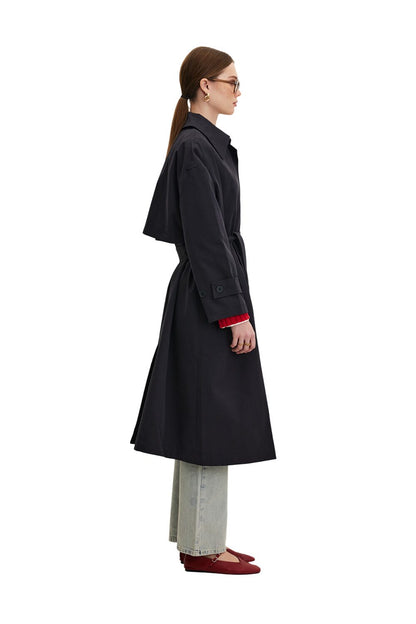 Schwarzer, übergroßer Trenchcoat aus Gabardine mit Gürtel