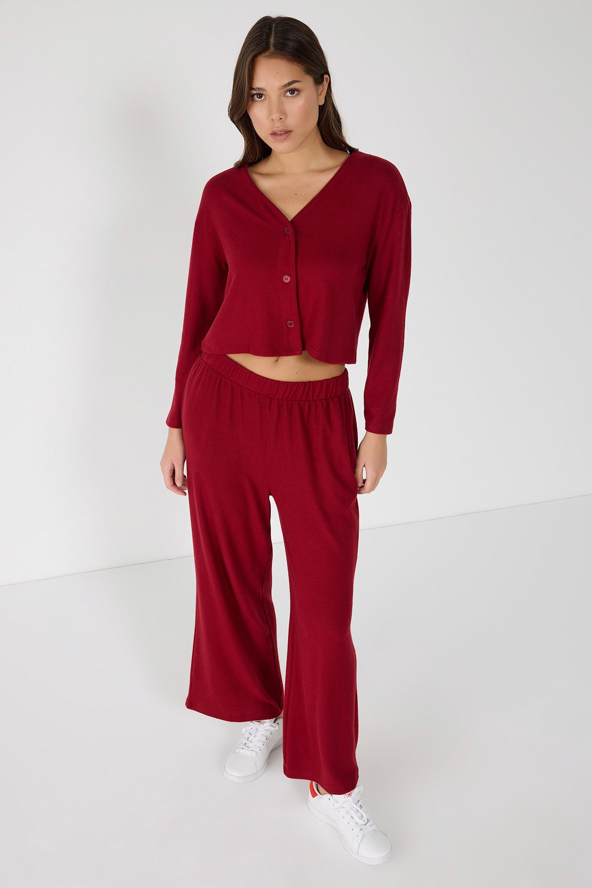 Kurzer Cardigan mit V-Ausschnitt und Knopfleiste