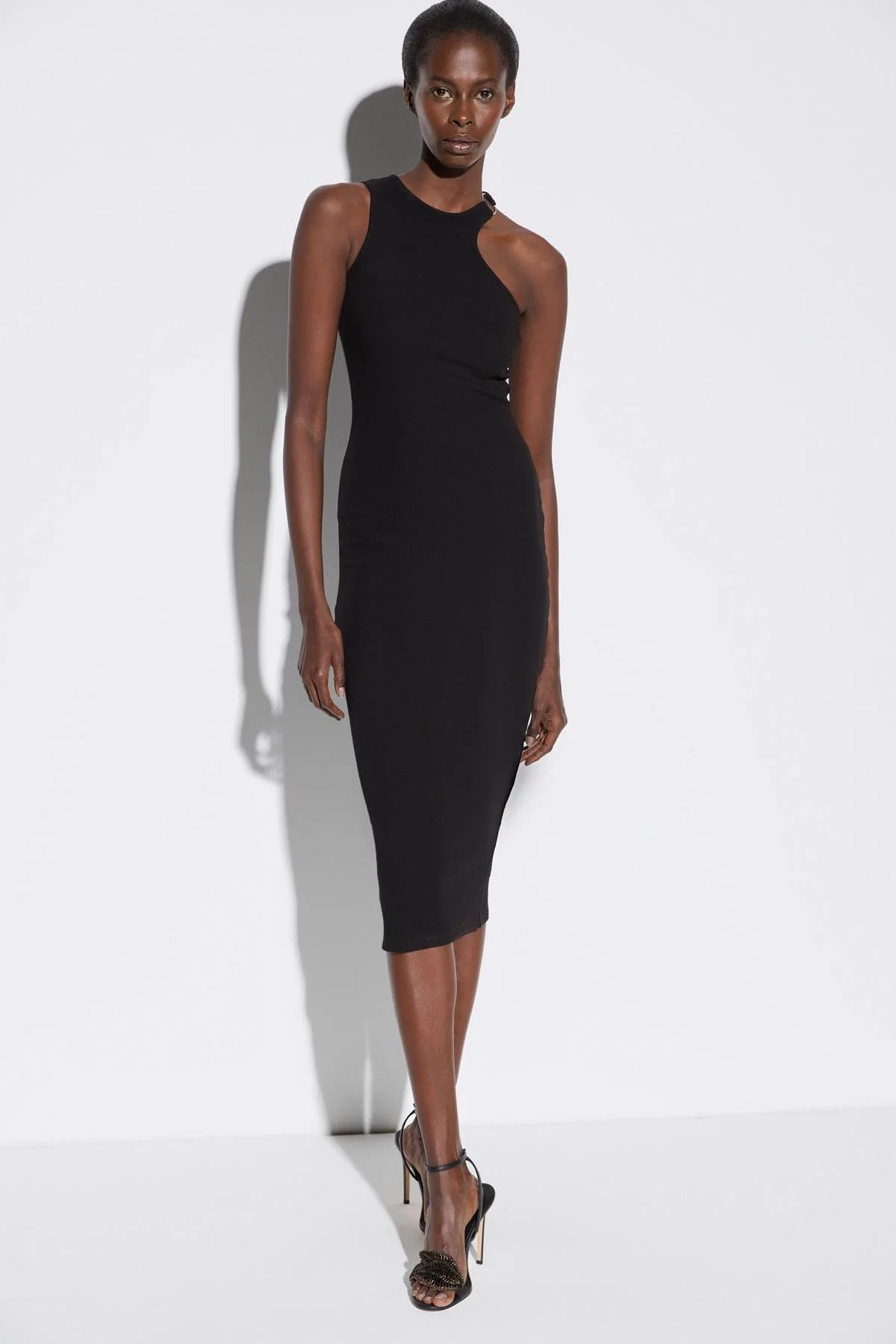 Kleid mit asymmetrischem Ausschnitt