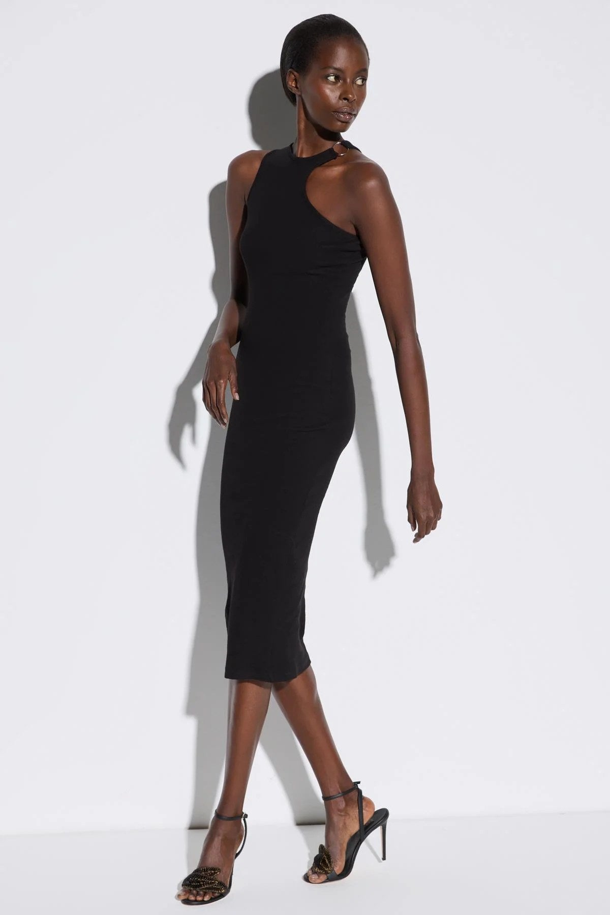 Kleid mit asymmetrischem Ausschnitt