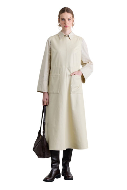 Kleid aus Kamelleder mit Taschendetails