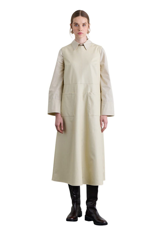 Kleid aus Kamelleder mit Taschendetails