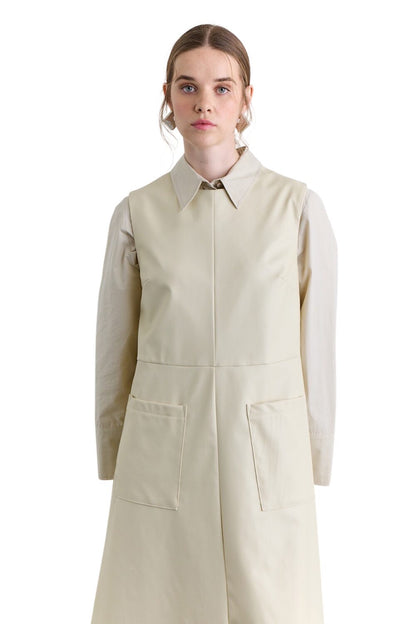 Kleid aus Kamelleder mit Taschendetails