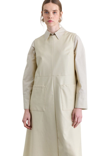 Kleid aus Kamelleder mit Taschendetails