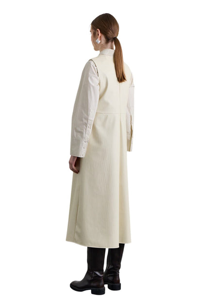 Kleid aus Kamelleder mit Taschendetails