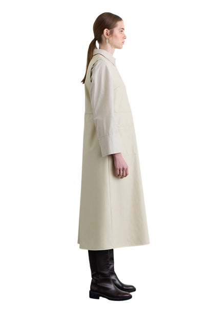 Kleid aus Kamelleder mit Taschendetails