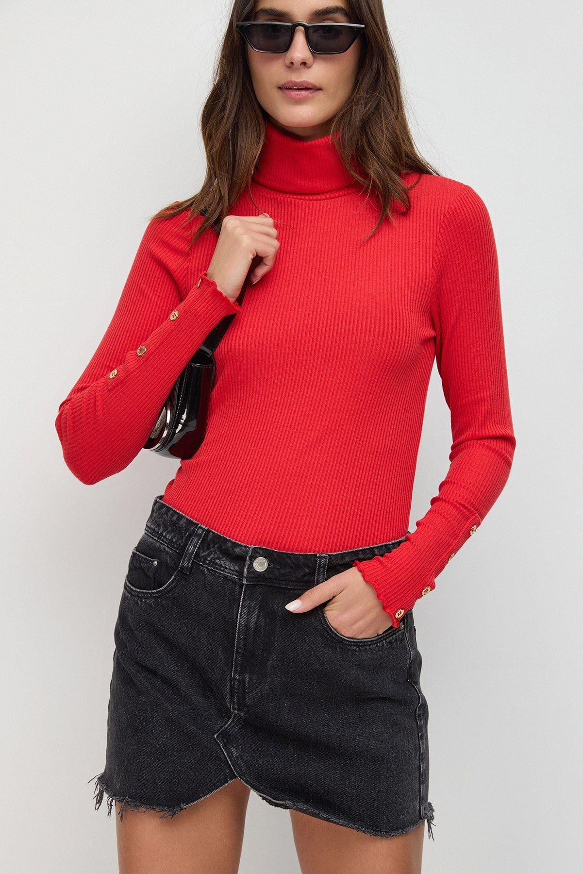Rollkragenpullover mit Knopfdetails an den Ärmeln