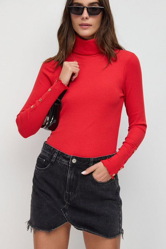 Rollkragenpullover mit Knopfdetails an den Ärmeln