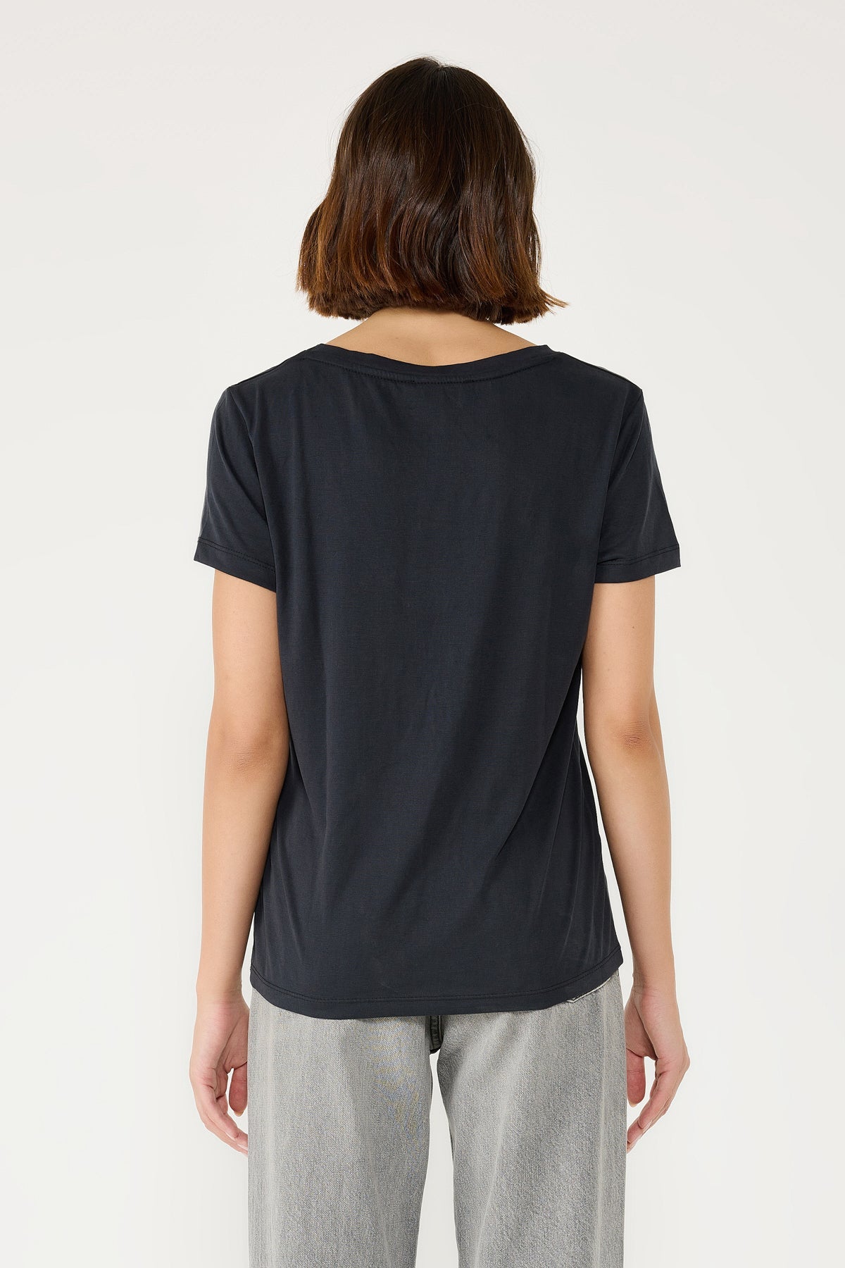 T-Shirt mit umgeschlagenen Ärmeln und V-Ausschnitt