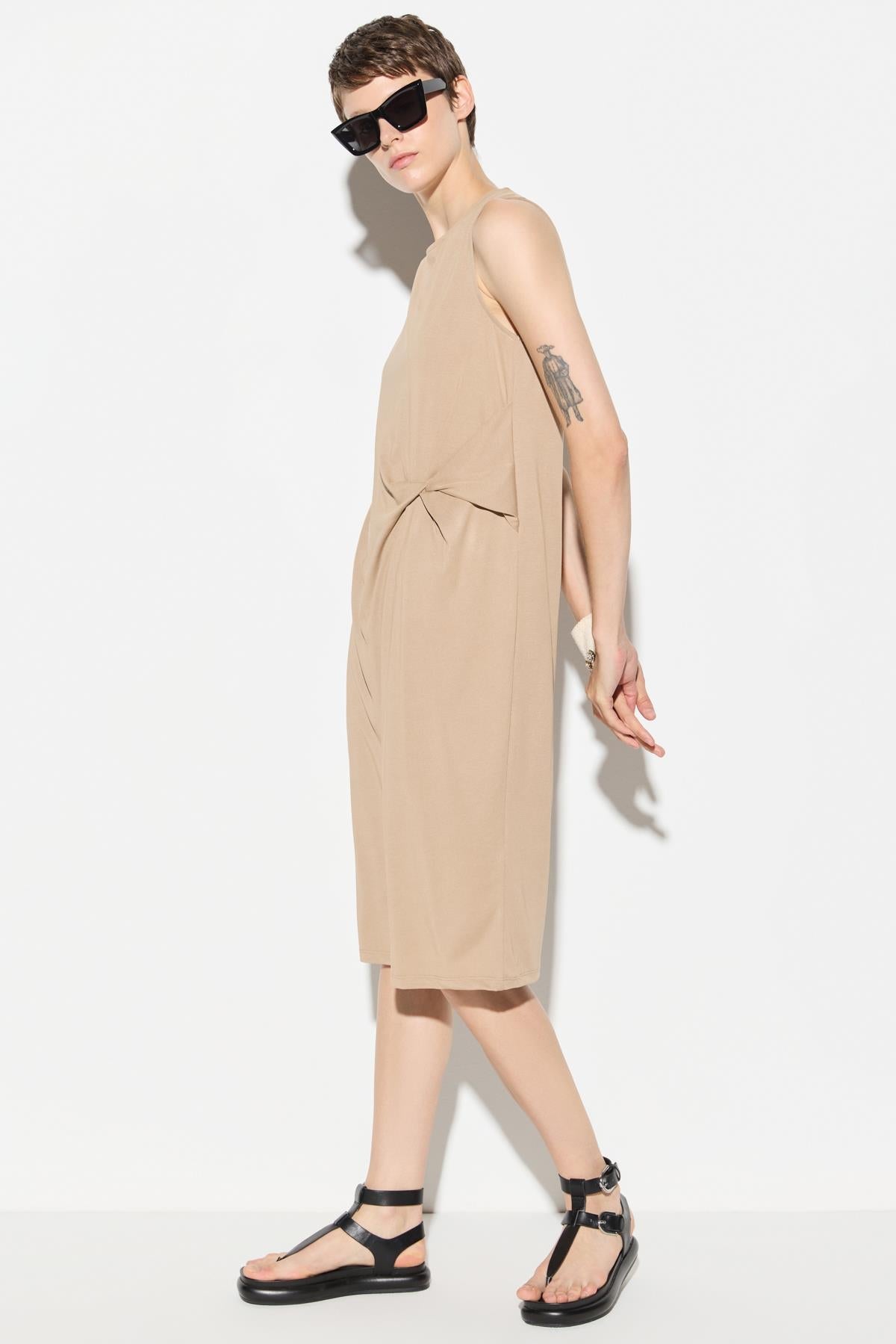 Ärmelloses Midikleid mit Rundhalsausschnitt
